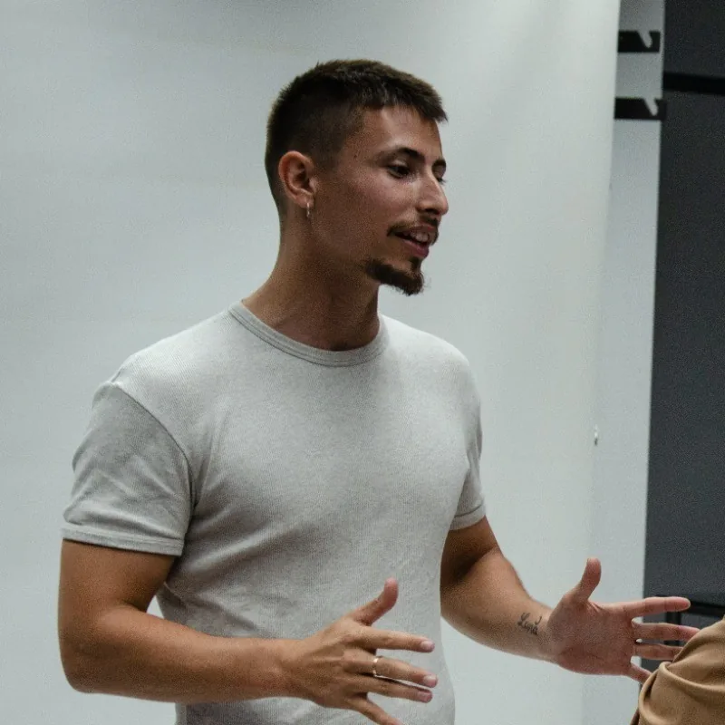 Cristian Salvador Artal, fundador de Ecozentech, explicando en directo durante un evento